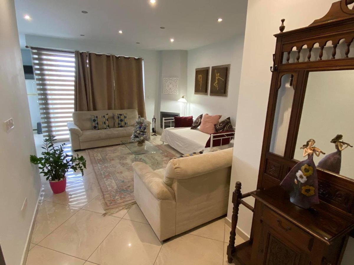 Mesogios House Suites Larnaca Zewnętrze zdjęcie